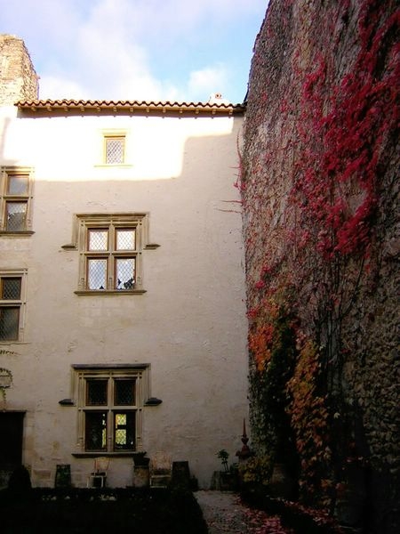 Aurignac : Maison fenêtres à meneaux