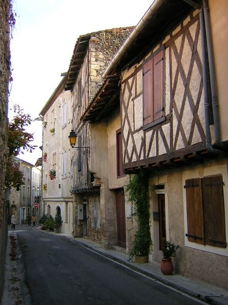 Aurignac  : rue des Murs - maisons à colombages