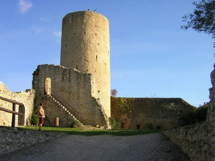 Aurignac :  Donjon du château XVIIIème
