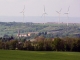Photo suivante de Montégut-Lauragais au loin le village dominé par les éoliennes