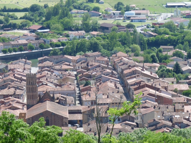 Avec de la hauteur, un charmant village - Montesquieu-Volvestre