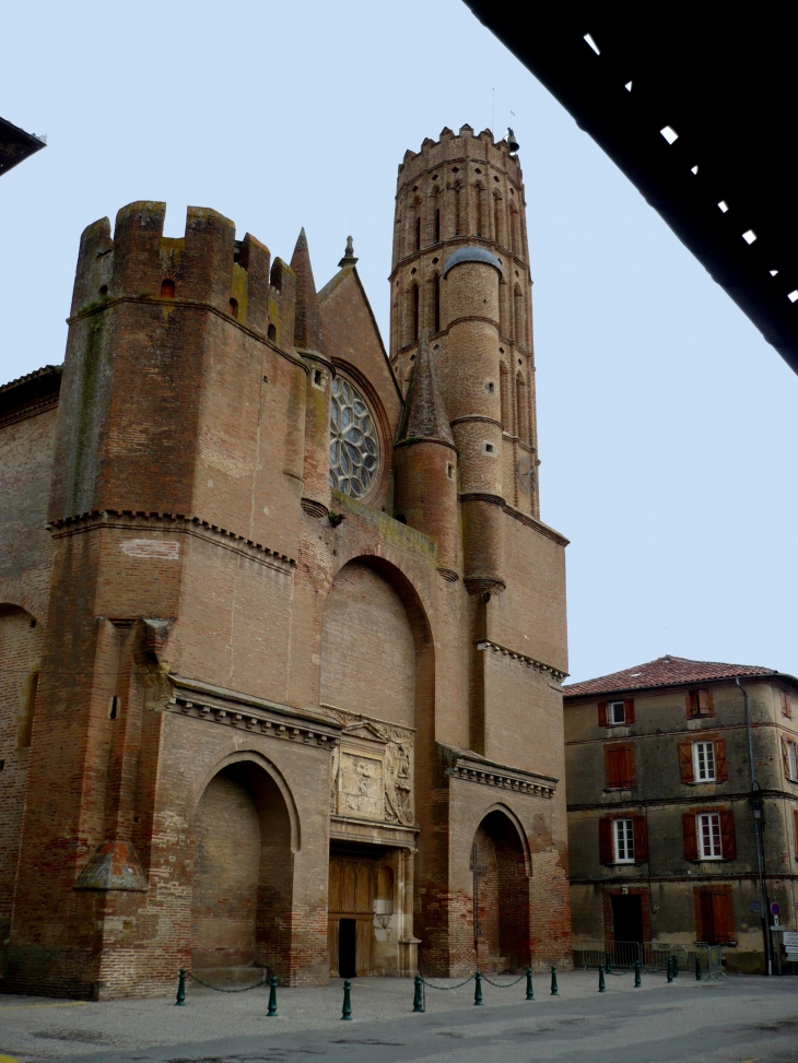 Eglise Saint-Victor (XIIIe siècle), dont la façade fortifiée massive en briques rappelle que l'église, lieu de recueillement, faisait aussi partie du système de défense de la ville. - Montesquieu-Volvestre