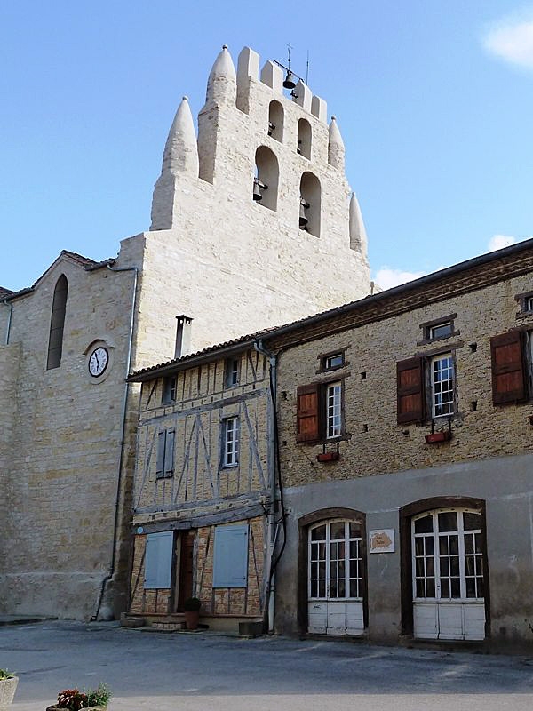 Vers le clocher mur - Saint-Julia