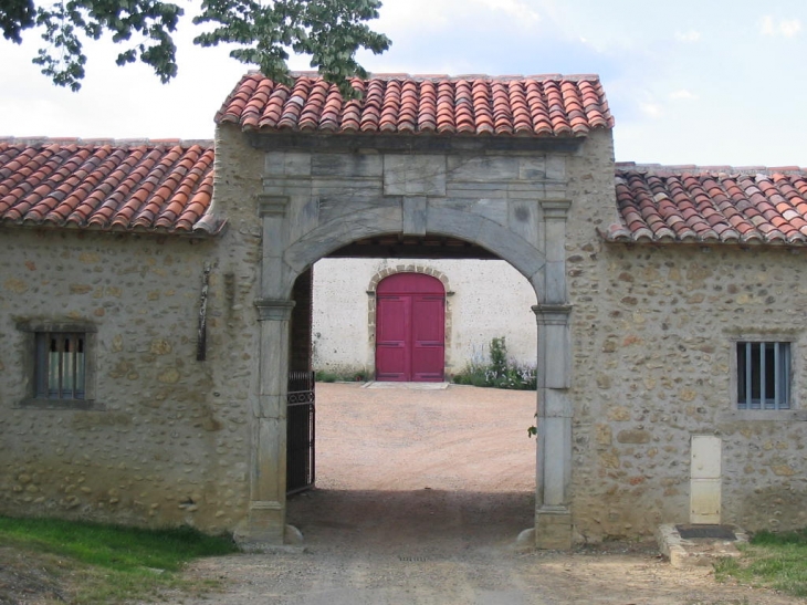 Entrée du chateau Montus - Castelnau-Rivière-Basse