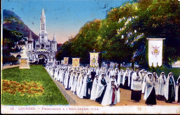 Procession à l'esplanade, vers 1924 (carte postale ancienne). - Lourdes