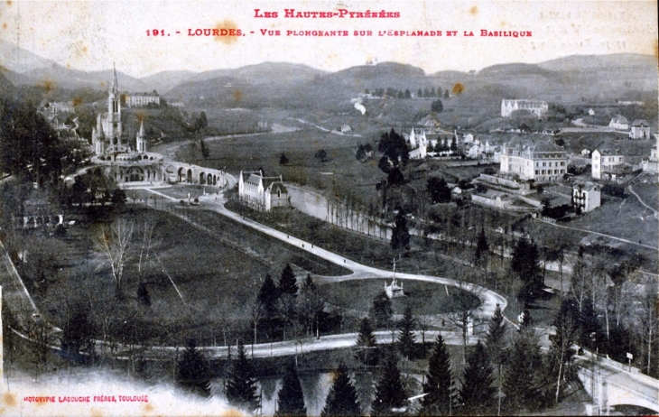 Vue plongeante sur l'esplanade et la Basilique, vers 1915 (carte postale ancienne). - Lourdes