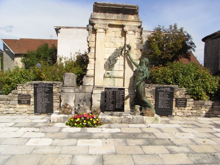 Monument aux morts des défenseurs de la patrie  Face à Lumerding général SS de Das Reich - Bretenoux