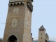 Le Pont Valendré est flanqué d'avant-becs crénelés et surmonté de trois tours carrées à créneaux et mâchicoulis dominant l'eau de 40 mètres.