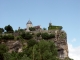 Le Château de Belcastel avec sa chapelle et sa falaise, dans la vallée de la Dordogne