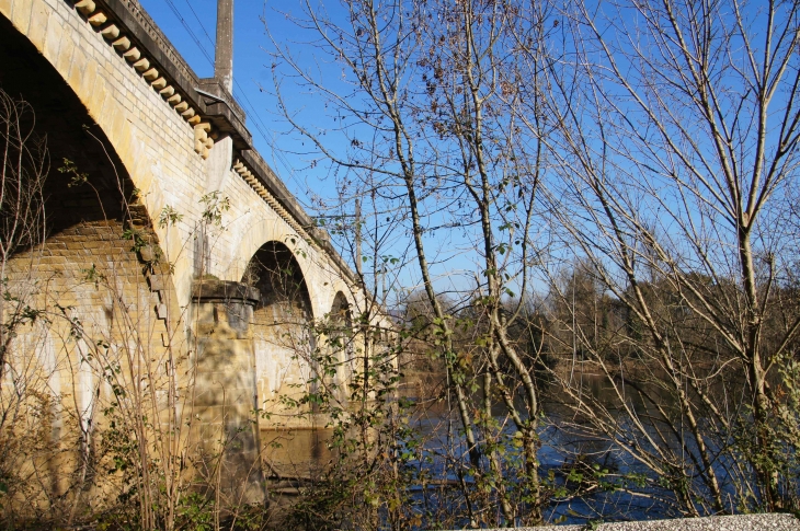 Aux alentours, le pont de chemin de fer sur la Dordogne. - Le Roc