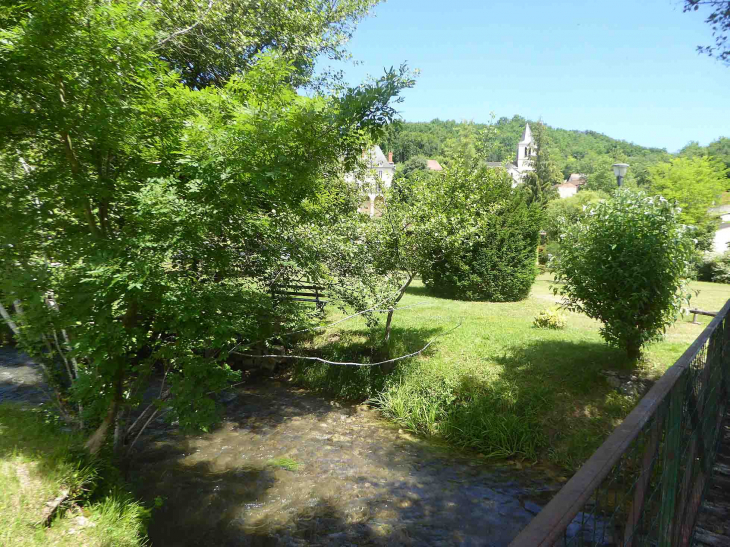 Le village vu du ruisseau - Saint-Denis-Catus