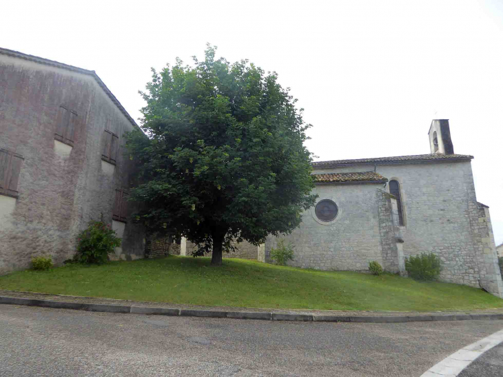 Derrière l'église - Sainte-Alauzie