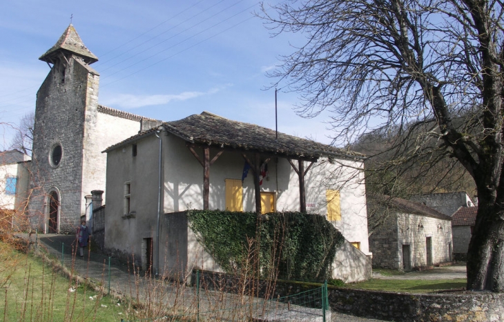 Eglise et mairie - Sainte-Croix