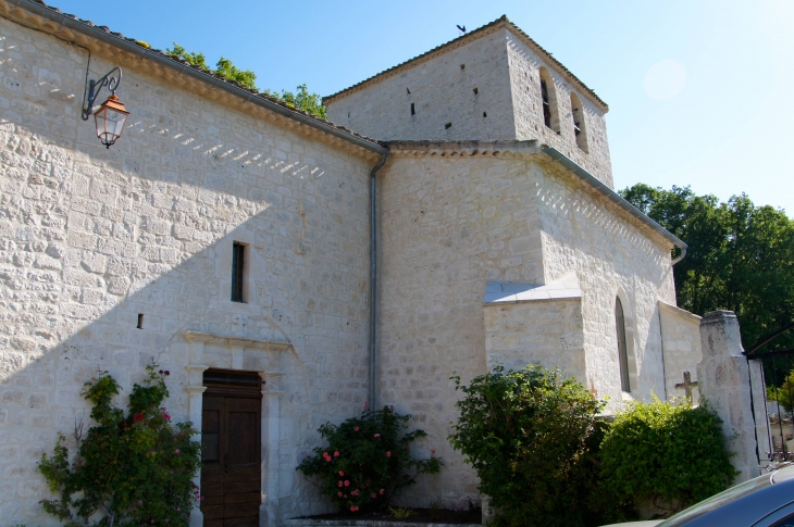 L'église Saint Hilaire de Belvèze du XVe siècle.
