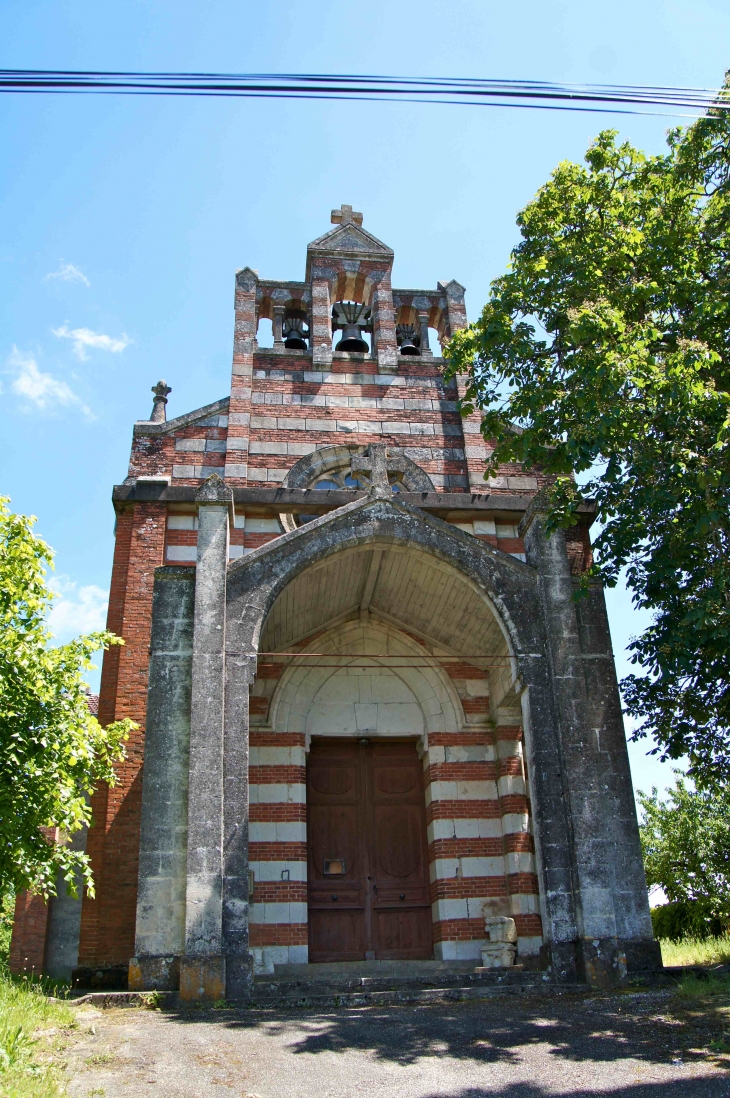 Façade occidentale de l'église Mazères-Paradeu (1886). Le portail s'inscrit dans une arcade brisée. Le clocher-mur est ajouré de cinq arcades situées sur le même plan. Celle du milieu, plus large et plus haute que les autres, est couronnée d'un pignon tri - Cazes-Mondenard