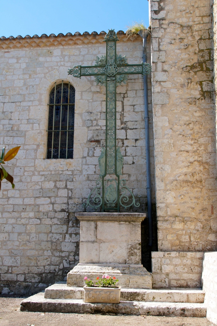 La croix de l'église de la Nativité de Notre Dame. - Cazes-Mondenard