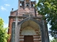 Façade occidentale de l'église Mazères-Paradeu (1886). Le portail s'inscrit dans une arcade brisée. Le clocher-mur est ajouré de cinq arcades situées sur le même plan. Celle du milieu, plus large et plus haute que les autres, est couronnée d'un pignon tri