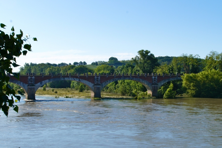 Le pont du chemin de fer passant sur la Garonne. - Cordes-Tolosannes