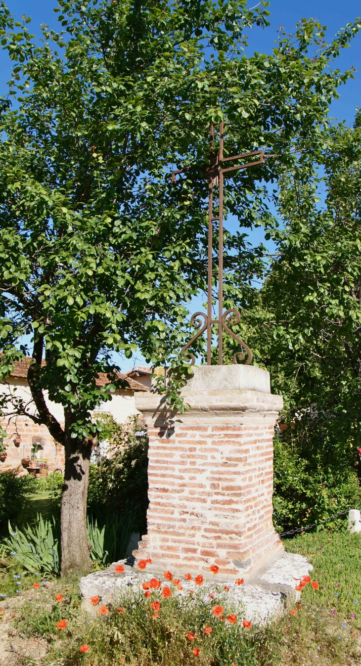 Croix de chemin près de l'église. - Cordes-Tolosannes