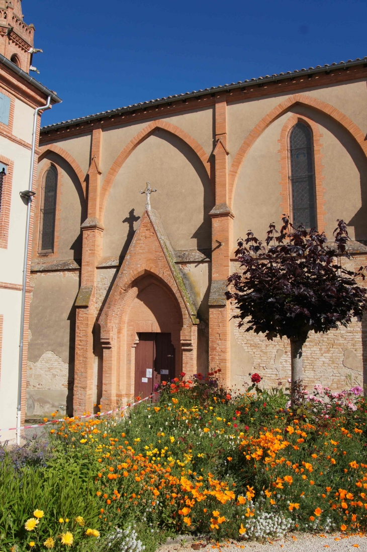 Portail de la façade latérale sud de l'église Saint Pierre et Saint Paul. - Cordes-Tolosannes
