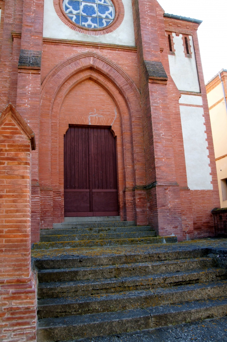 Portail de la façade occidentale de l'église Saint Pierre et Saint Paul. - Cordes-Tolosannes
