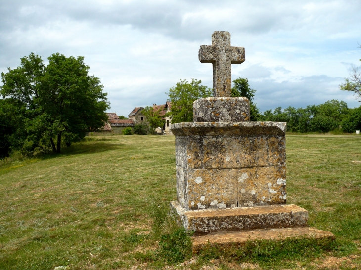 Croix qui semble dater du XVIIe siècle - Près de la Chapelle Notre-Dame-de-Grace. - Lacapelle-Livron
