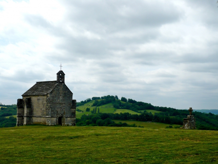Chapelle Notre-Dame-de-Grâce. La situation de cette chapelle rurale est vraiment surprenante : elle se trouve au bout d'un plateau sur le causse, quasiment au bord du précipice, et domine la vallée. - Lacapelle-Livron