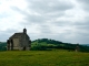 Photo précédente de Lacapelle-Livron Chapelle Notre-Dame-de-Grâce. La situation de cette chapelle rurale est vraiment surprenante : elle se trouve au bout d'un plateau sur le causse, quasiment au bord du précipice, et domine la vallée.