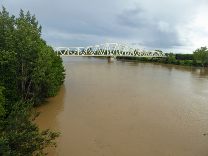 Le pont ferroviaire du Cacor sur le Tarn en crue - Moissac