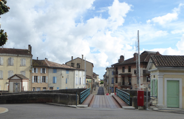Le canal latéral de la Garonne dans la ville - Moissac