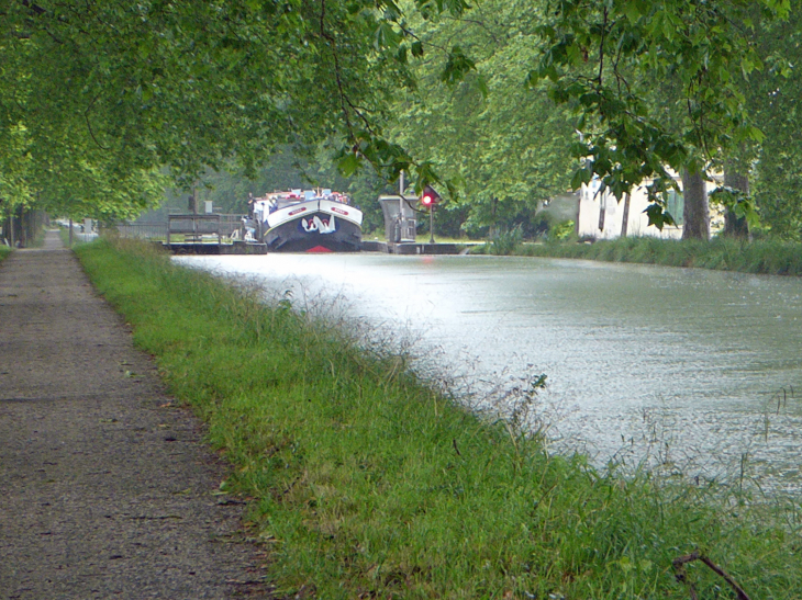 écluse sur le canal latéral de la Garonne - Pommevic