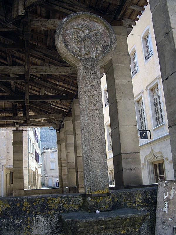 La stèle devant la halle - Saint-Antonin-Noble-Val