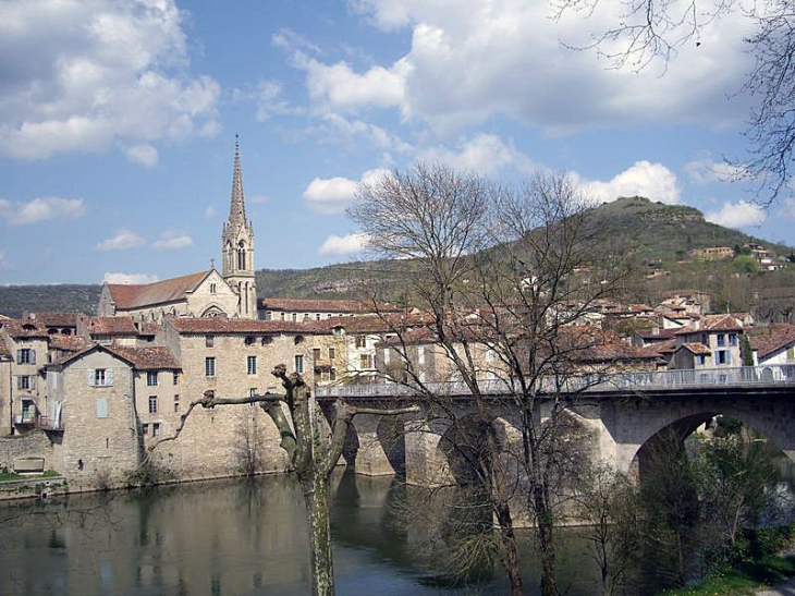 La ville vue de l'autre rive de l'Aveyron - Saint-Antonin-Noble-Val