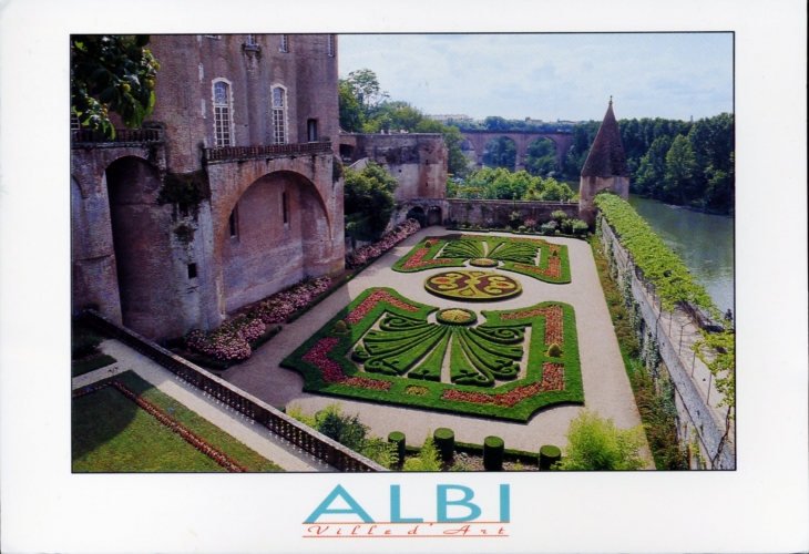 Les Jardins de la Berbie dominant le Tarn (carte postale). - Albi