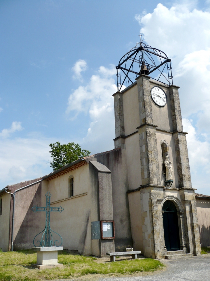 La petite église (du XVIe ou XVIIe siècle)  ne possède pas de clocher. Elle est surmontée d'une curieuse ferronnerie destinée à supporter la cloche… - Carbes