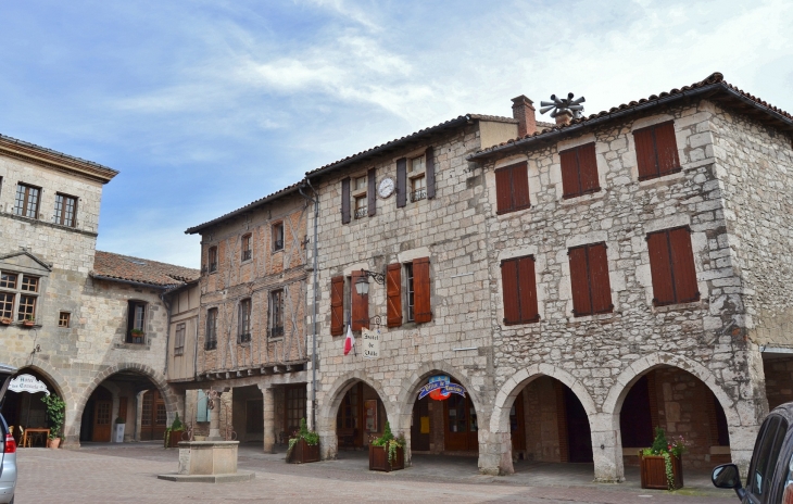 ²Place aux Arcades  Hotel-de-Ville - Castelnau-de-Montmiral