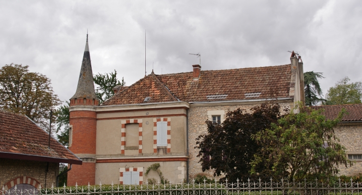 St Pierre de Conils ( commune de Lombers ) Le Château