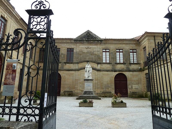 La cour de l'abbaye école - Sorèze