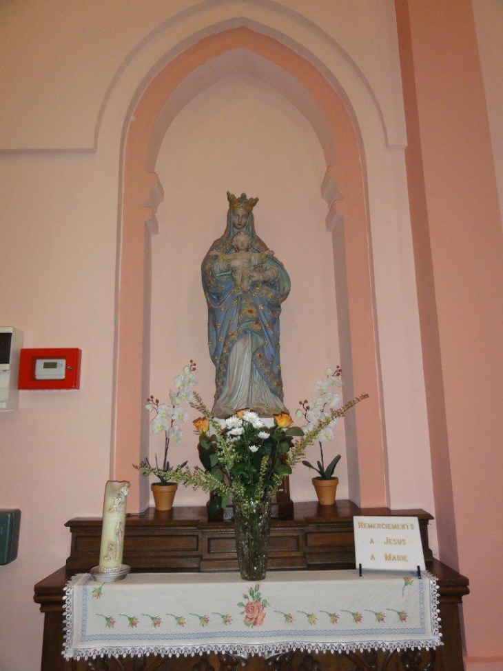 Assevent (59600) statue Vierge et Enfant dans l'eglise. 