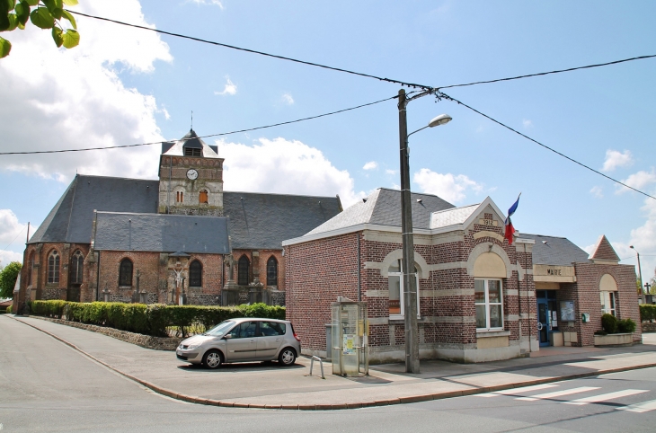 La Mairie et L'église Romane St Jean-Baptiste - Borre