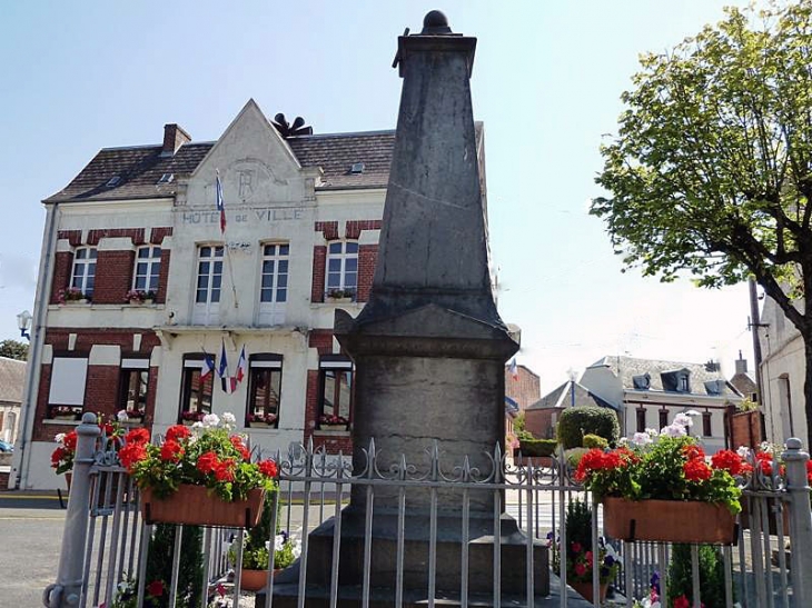 Le monument aux morts devant la mairie - Busigny