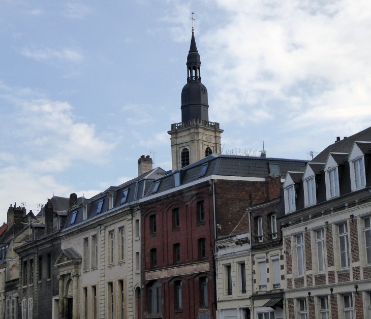 La rue du Marché aux Poissons et le clocher de Saint Géry - Cambrai