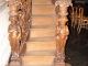 Angelots faisant le signe de croix au pied de l'escalier accédant à la Chaire