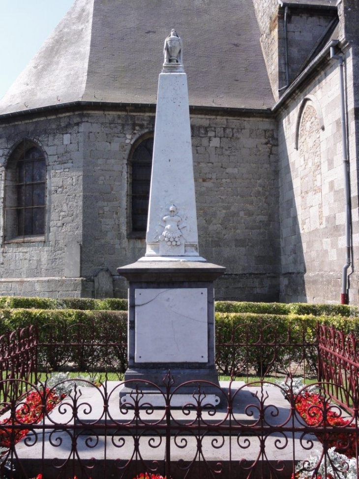 Cousolre (59149) monument aux morts 2 à coté de l'église