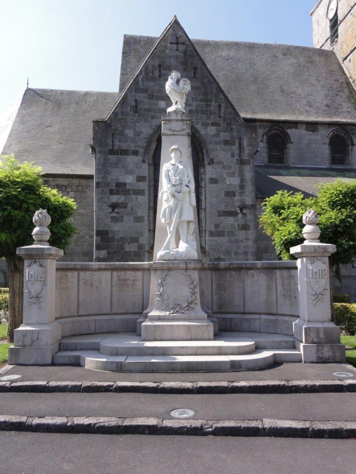 Cousolre (59149) monument aux morts 1 à coté de l'église