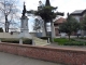 le monument aux morts devant la mairie
