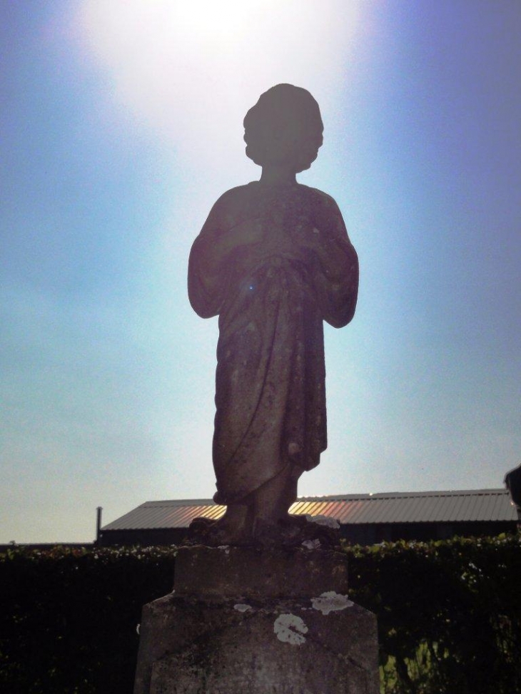 Eccles (59740) statuette enfant Jésus au cimetière
