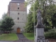 Féron (59610) église fortifiée, façade et monument aux morts