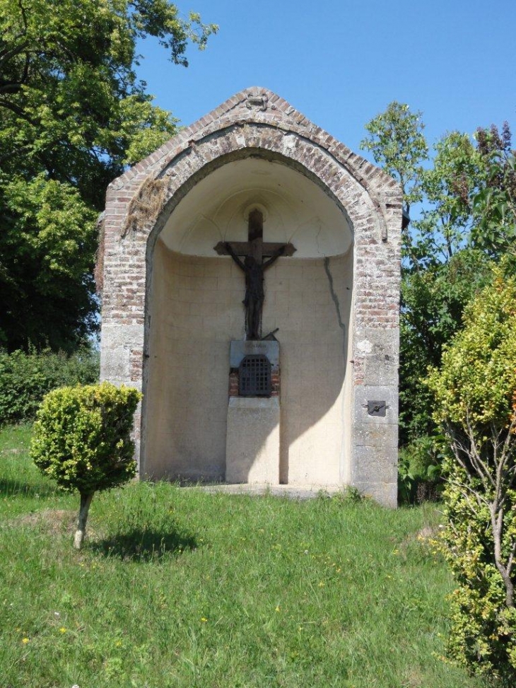 Floyon (59219) croix et chapelles: calvaire face au cimetière