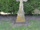Floyon (59219) croix et chapelles: croix de pierre, place de la Mairie
